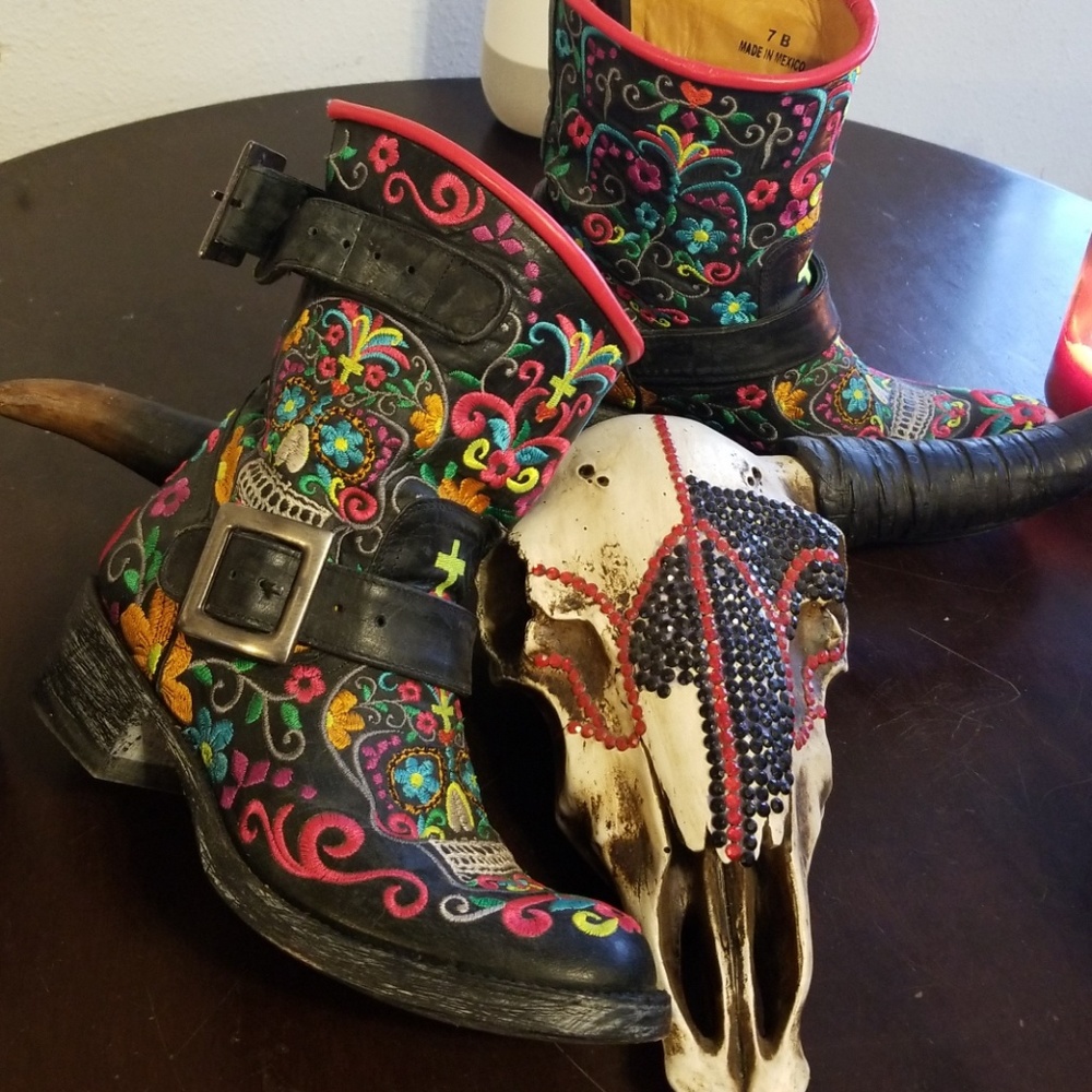 Old gringo skull. Biker boots